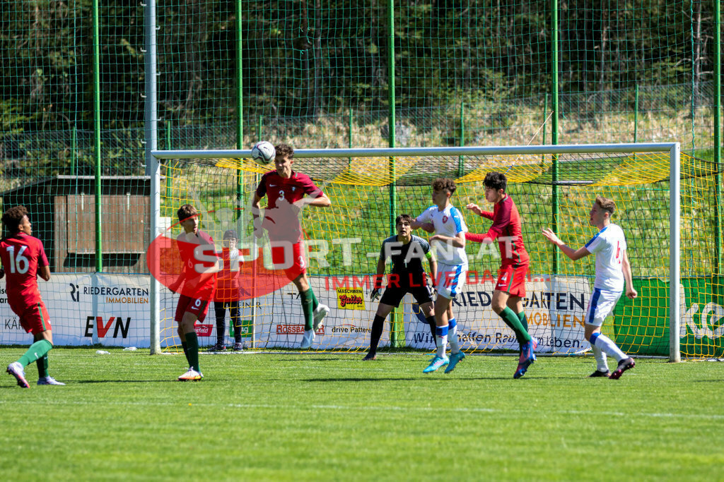 Portugal  U15 -Czech Republic U15 | RAFAEL MELO (Portugal #16) GONÇALO PINTO (Portugal #6) RUI SILVA (Portugal #3) TOBIAS KELLER (Czech Republic #1) FRANTISEK KAMENIK (Czech Republic #11) RAFAEL MOTA (Portugal #4) JIRI MICEK (Czech Republic #4) ; Portugal  U15 -Czech Republic U15 am 29.04.2022 in Arnoldstein
(Sportplatz), AUSTRIA, (Photo by Ernst Krawagner sport-fan.at) - Realisiert mit Pictrs.com