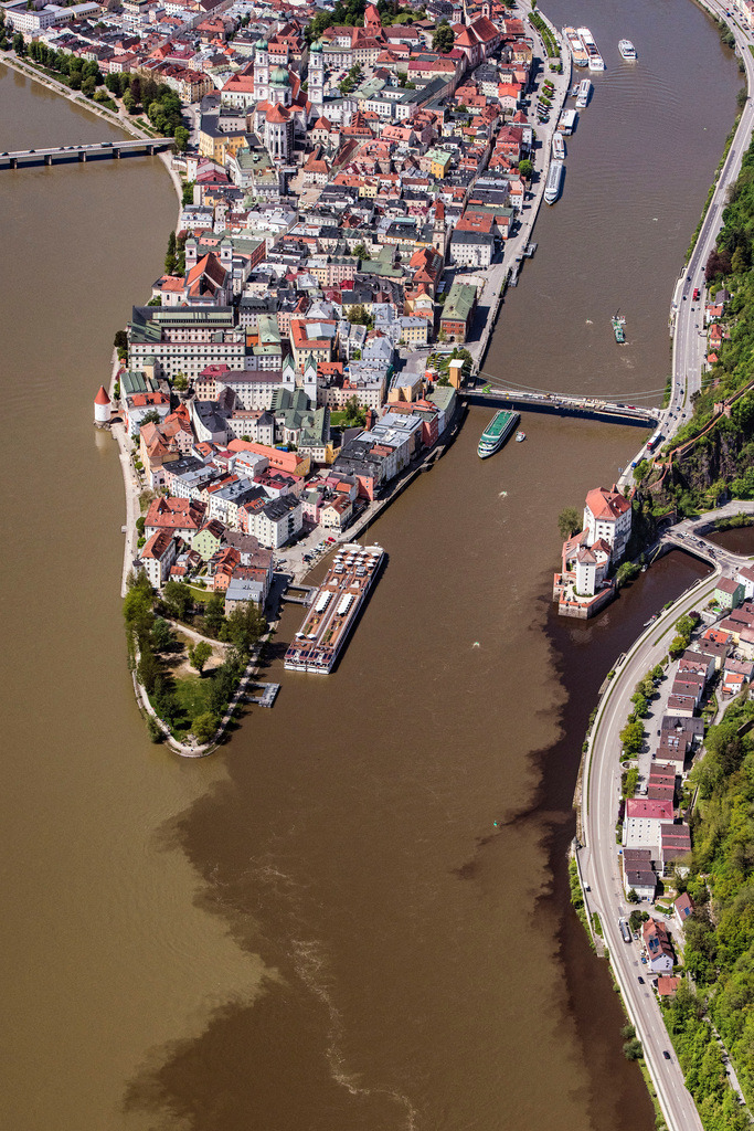 dr__0012494.jpg | PASSAU 11.05.2017 Die kreisfreie Universitätsstadt Passau im Bundesland Bayern. Aufgrund des Zusammenflusses der Flüsse Ilz, Inn und Donau, wird Passau auch "Dreiflüssestadt" genannt. // The university town of Passau in the state of Bavaria. Because of the junction of the rivers Ilz, Inn and Danube, Passau is also called "Three Rivers Town". Foto: Daniel Reiter