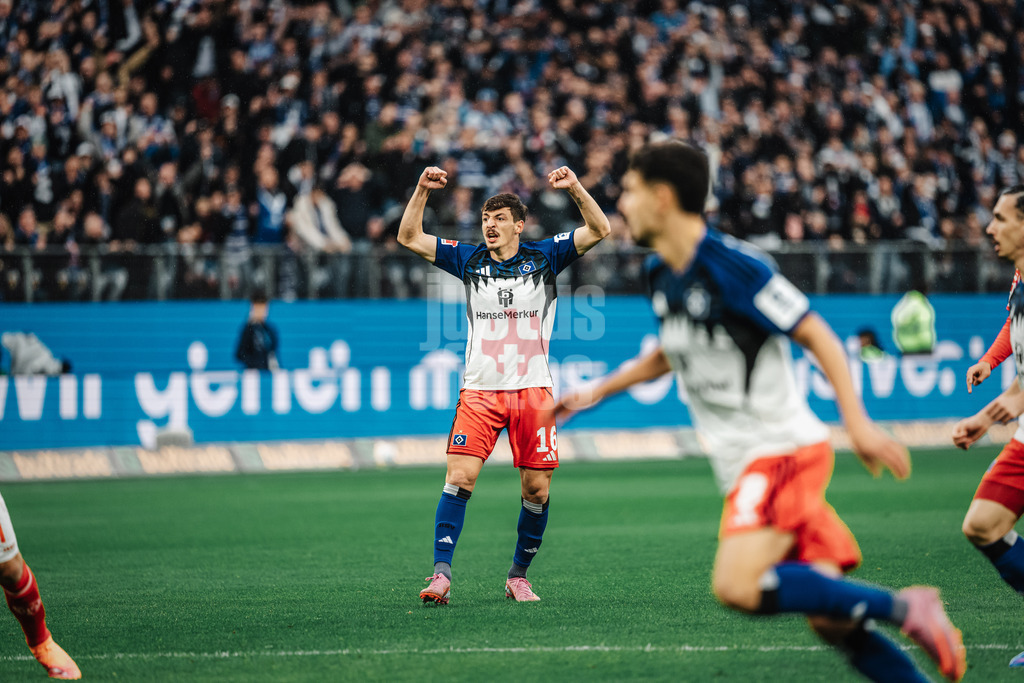 Fußball | Männer | Saison 2025/2026 | 1. Fußball-Bundesliga | 6. Spieltag | Hamburger SV vs. 1. FSV Mainz 05 | 05.10.2025 | Giorgi Gocholeishvili (#16, HSV) nach dem Schuss gegen den Pfosten, welcher zum ersten Tor führte