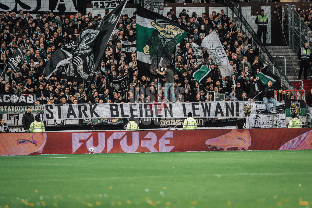 Fußball | Männer | Saison 2025/2026  | Fußball-Bundesliga | 09. Spieltag | FC St. Pauli vs. Borussia Mönchengladbach | 01.11.2025 | Fans  aus Mönchengladbach mit einem Transparent Stark Bleiben Lewan!