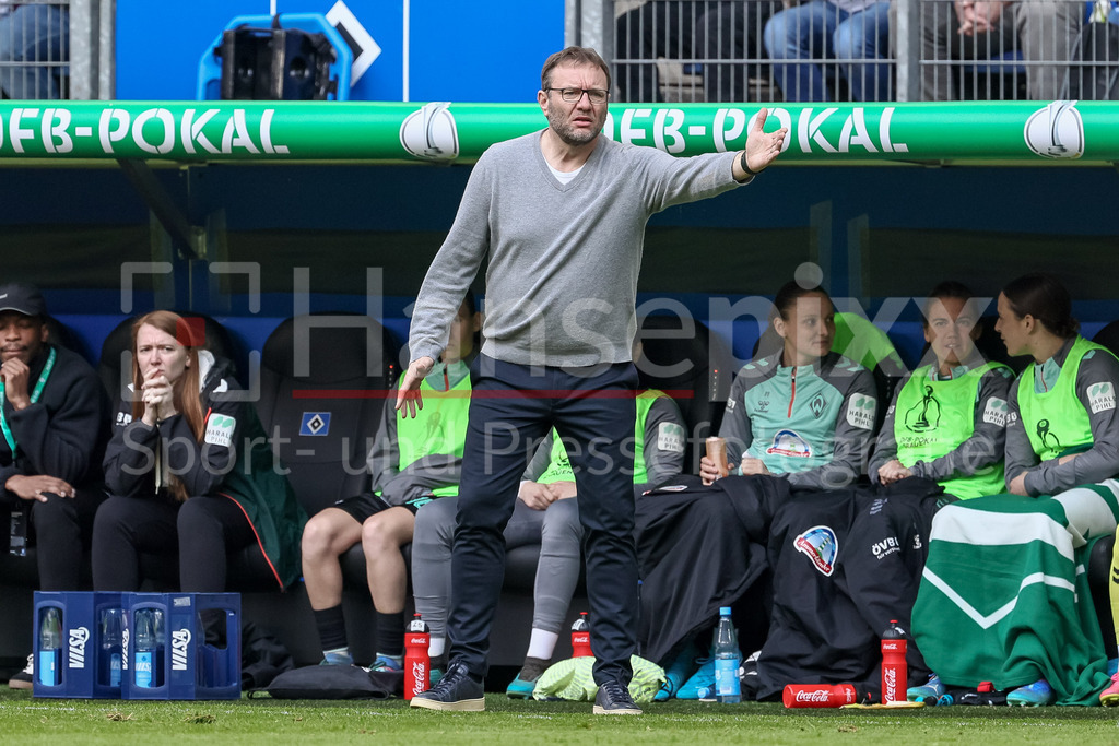 Fussball, DFB-Pokal Frauen, Hamburger SV - SV Werder Bremen | v.li.: Thomas Horsch (Trainer, Cheftrainer, SV Werder Bremen) gibt Anweisungen, gestikuliert, mit den Armen gestikulieren, DIE DFB-RICHTLINIEN UNTERSAGEN JEGLICHE NUTZUNG VON FOTOS ALS SEQUENZBILDER UND/ODER VIDEOÄHNLICHE FOTOSTRECKEN. DFB REGULATIONS PROHIBIT ANY USE OF PHOTOGRAPHS AS IMAGE SEQUENCES AND/OR QUASI-VIDEO.