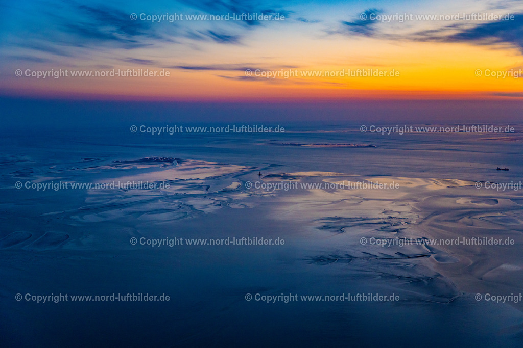 Hoheweg_Leuchtturm_Wattenmeer_Sonnenaufgang_ELS_5287190523 | BUTJADINGEN 19.05.2023 Strukturen- Landschaft mit Prielenbildung in der Wattenmeer der Nordsee in Butjadingen im Bundesland Niedersachsen, Deutschland. // Formation of tides in the Wadden Sea landscape of North Sea in Butjadingen in the state Lower Saxony, Germany. Foto: Martin Elsen