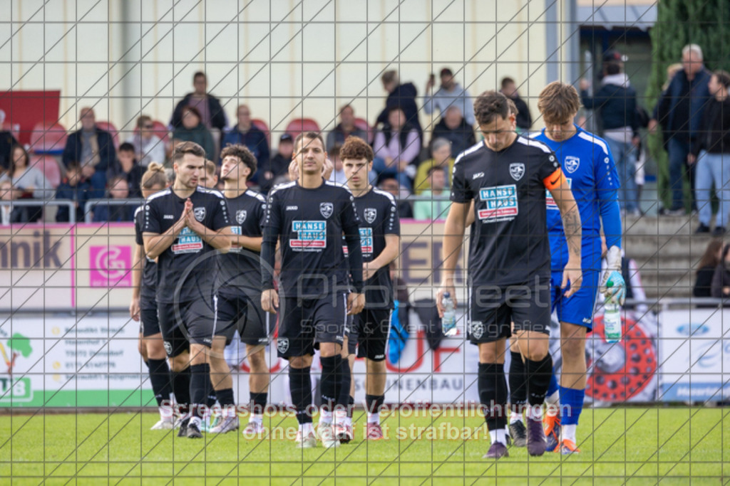 20250928_150117_0030 | #,1.FC Donzdorf (rot) vs. SV Ebersbach (schwarz), Fußball, Bezirksliga - Bezirk Neckar/Fils, 06. Spieltag, Saison 2025/2026, Rasenplatz Lautertal Stadion, Süßener Straße 16, 73072 Donzdorf, 28.09.2025 - 15:00 Uhr,Foto: PhotoPeet-Sportfotografie/Peter Harich
