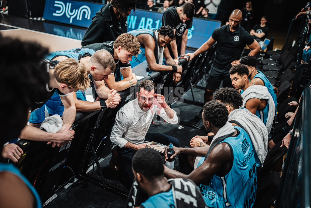 Basketball | Männer | Saison 2024/2025 | easyCredit Basketball Bundesliga | 14. Spieltag | Veolia Towers Hamburg vs. Basketball Löwen Braunschweig | 30.12.2024 | Time Out in der mitte Headcoach Benka Barloschky (Hamburg Towers)