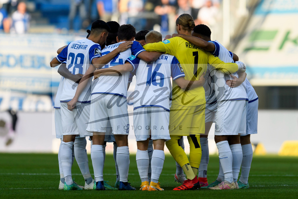 FCMFCK20210904_113 | Fussball, Herren: . Spieler vom 1. FC Magdeburg bilden einen Kreis beim Spiel der 3. Liga zwischen 1. FC Magdeburg und 1. FC Kaiserslautern in der MDCC-Arena am 04.09.2021 in Magdeburg, Deutschland.DFB / DFL REGULATIONS PROHIBIT ANY USE OF PHOTOGRAPHS AS IMAGE SEQUENCES AND/OR QUASI-VIDEO. - Realisiert mit Pictrs.com
