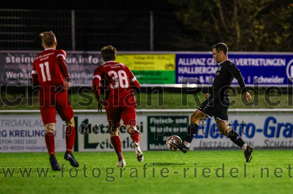 2023-10-27_032_VfB_Hallbergmoos_gegen_FC_Schwaig | Hallbergmoos, Deutschland, 27.10.2023:
Fußball, Landesliga Südost 2023 / 2024, 18. Spieltag, VfB Hallbergmoos gegen FC Schwaig, Endergebnis: 2:3

Tobias Krause (VfB Hallbergmoos, #11), David Lucksch (VfB Hallbergmoos, #38), Vincent Sommer (FC Schwaig, #10)

Foto: Christian Riedel / fotografie-riedel.net
