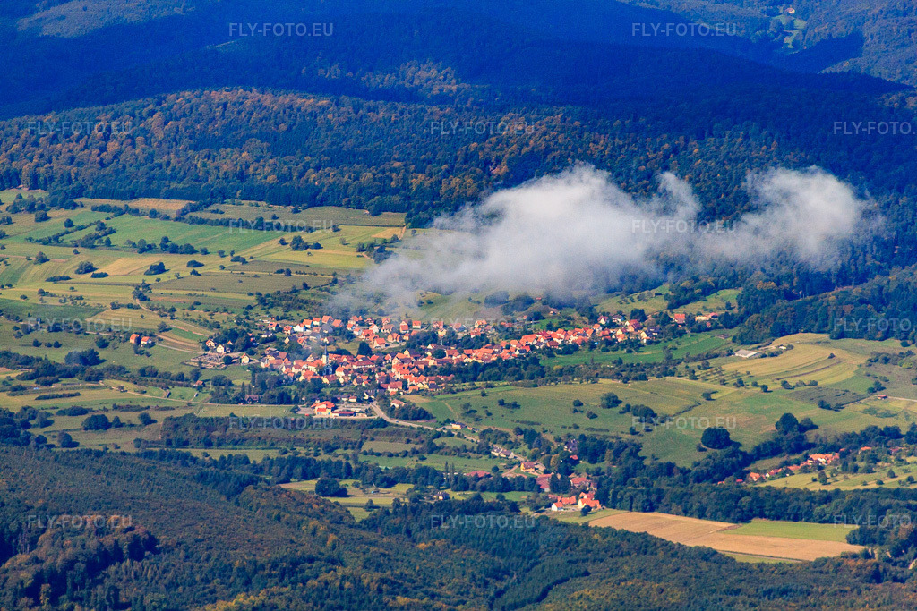 Vue aérienne: Vue du village depuis l'est sous les nuages à Wingen dans le département Bas Rhin, France – .Photo: IMG_21014.jpg prise le 06/09/2009 par Werner Riehm/FLY-FOTO.eu – Résolution de l'original: 4752 x 3168 px