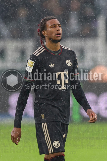 Borussia Mönchengladbach vs FC Bayern München - Bundesliga  | Mönchengladbach, Deutschland, 25.10.25:   Michael Olise (FC Bayern München) schaut waehrend des Spiels der Bundesliga zwischen Borussia Mönchengladbach vs FC Bayern München im Stadion im Borussia Park(Foto von Brauer-Fotoagentur / Adrian Schlueter)