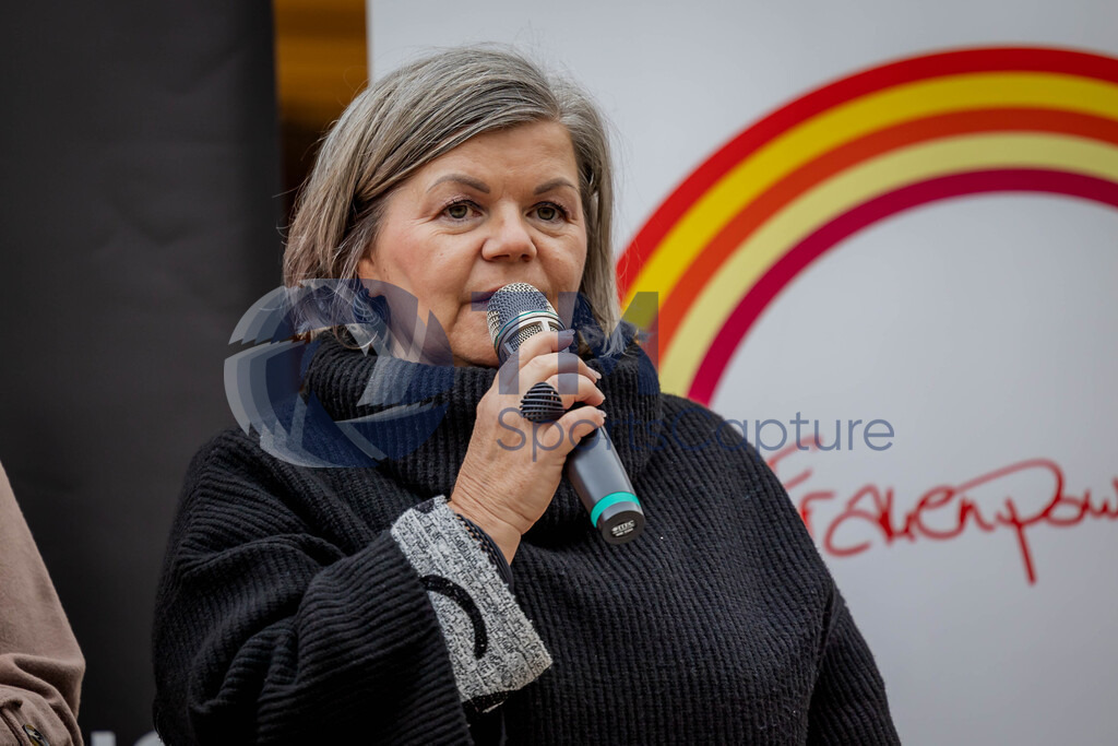 R06_1714 | 29.NOV.24-Protestmarsch gegen Gewalt-Copyright: Katholische Kirche Kärnten/Denk Dich Neu/Trainproduction/Matthias Trinkl