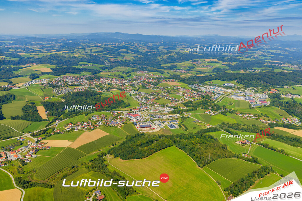 Luftaufnahme der Stadt Büchlberg - Die Luftaufnahme wurde 2025 vom UL-Flugzeug heraus erstellt ( keine Drohne ) - Hochauflösende Luftaufnahme - für professionelle Ausdrucke geeignet. Die Geschenkidee !Mit Lizenz und Bildrechte bestellbar