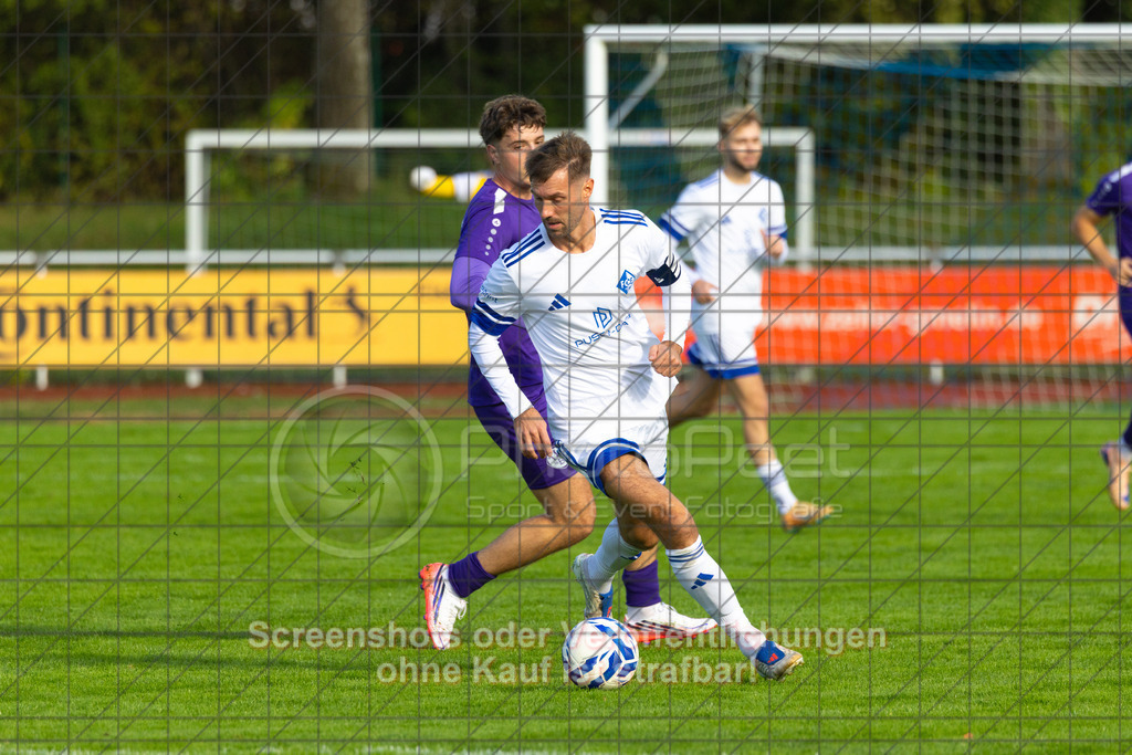 20261010_154002_0585_(c)_by_PhotoPeet | Marvin Leonhardt (1.FC Eislingen #13)1.FC Eislingen (weiß) vs. TSV Bernhausen (lila), Fussball, Landesliga 2 - wfv, 11. Spieltag, Saison 2026/2027, Rasenplatz, Eichbachstation, Haldenstraße, 73054 Eislingen, 10.10.2026 - 15:30 Uhr,Foto: PhotoPeet / Sport- &amp; Eventfotografie / Peter Harich