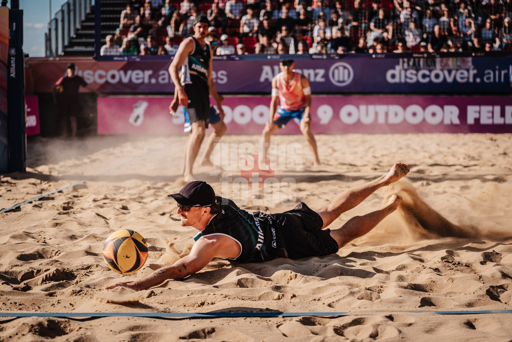 Beachvolleyball | Männer | Allianz German Beach Tour 2025 | Tourstop Düsseldorf | 09.05.2025 | Simon Pfretzschner springt zum Ball