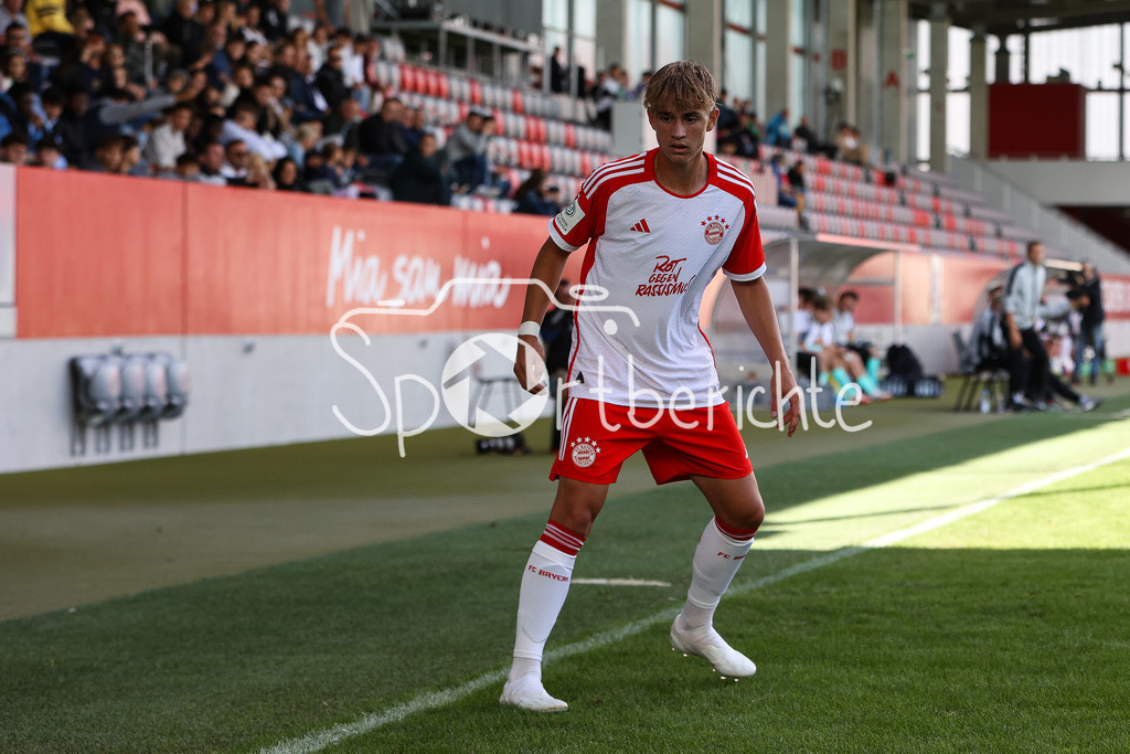 FC Bayern Muenchen U19 - TSV 1860 Muenchen U19 | Maximilian HENNIG (FCB #3) in Aktion / Freisteller / Einzelfoto