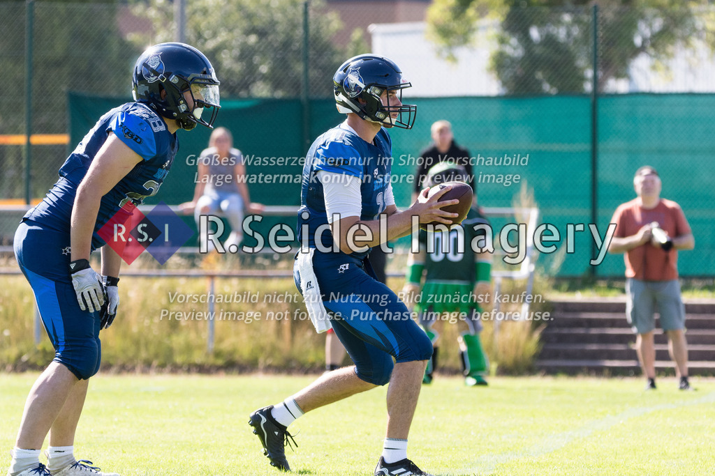 American Football, Saison 2022, Regionalliga Nord, Hamburg Blue Devils - Oldenburg Knights, Dr.-Hermann-Schnell-Sportplatz (Hamburg), 06.08.2022, 07. Gameweek | Marius Fiedler (#28, Blue Devils, RB), Leif Plagge (#11, Blue Devils, Quarterback)
