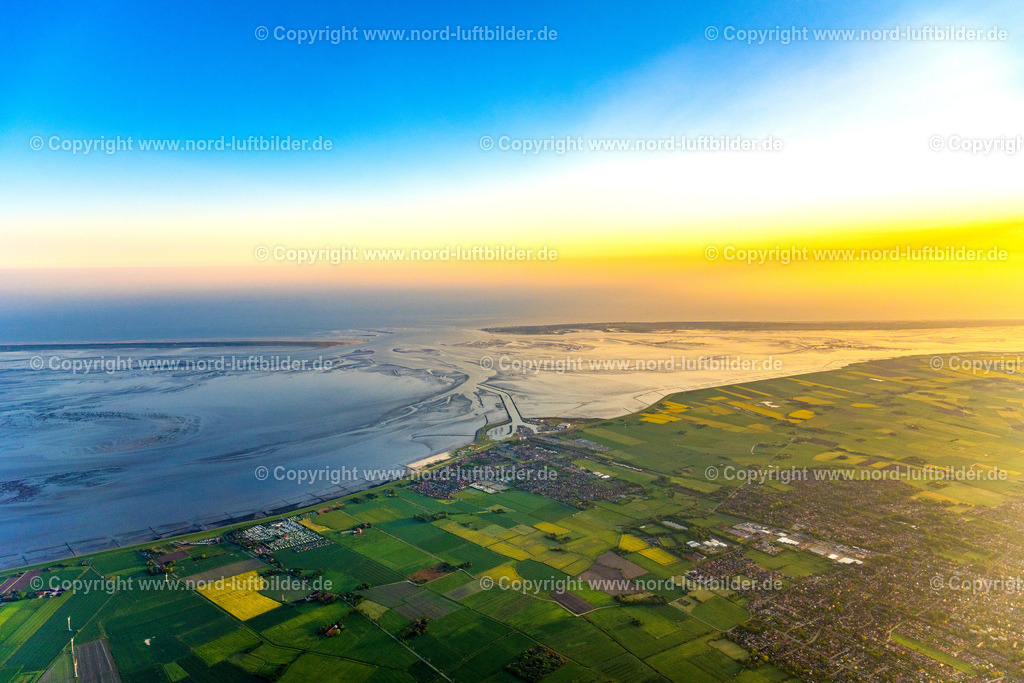 Norden_Norddeich_Sonnenaufgang_ELS_5937190523 | NORDEN 19.05.2023 Stadtgebiet mit Außenbezirken und Innenstadtbereich in Norden Nordeich mit Feldern und Wiesen im Bundesland Niedersachsen, Deutschland. // Urban area with outskirts and inner city area in the north with fields and meadows in the state of Lower Saxony, Germany. Foto: Martin Elsen