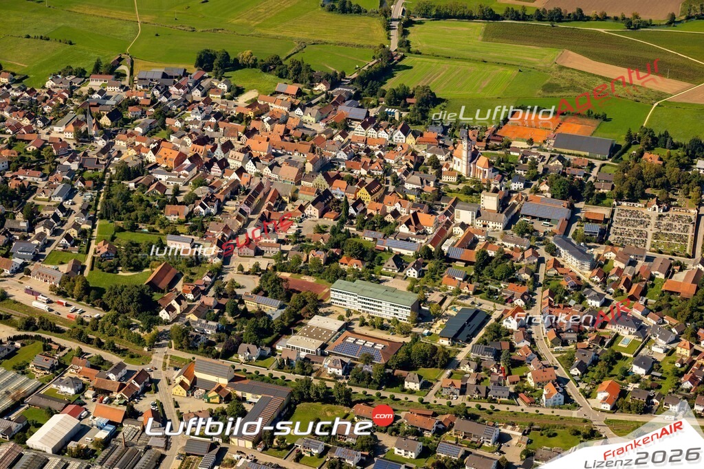 Das Luftbild zeigt : Schule Geiselhöring - Die Luftaufnahme wurde 2023 vom UL-Flugzeug aus erstellt ( keine Drohne ) - Hochauflösende Luftaufnahme - Für grossformatige Ausdrucke geeignet. Die Geschenkidee !Mit Lizenz und Bildrechte bestellbar
