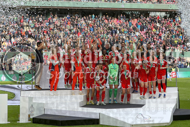 14.05.2026, GER, Fussball, Frauen, DFB-Pokal, Finale, Saison 2025/2026, VfL Wolfsburg - FC Bayern München | die Mannschaft vom FC Bayern München gewinnen den DFb Pokal mit Konfettikanone