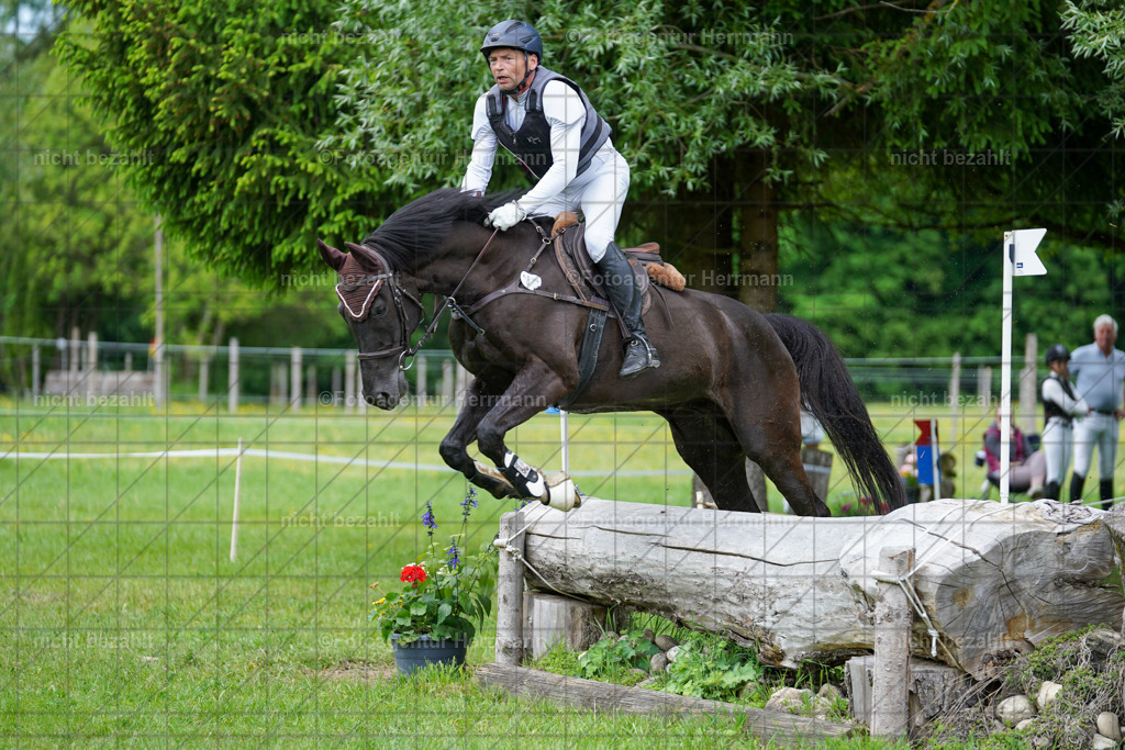 20240518-FAH03711 | Turnierbilder von Niederseon, Turnierfotografen Bayern, Fotoagentur Herrmann, Geländebilder, Reitsportfotografie