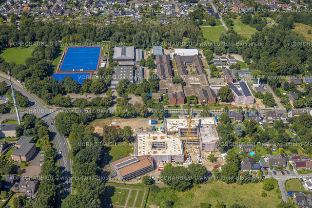 Dinslaken240803171 | Luftbild, Hiesfeld Schulzentrum mit Gesamtschule, Hauptschule  und Gustav-Heinemann-Gymnasium, Sporthallen und blaue Sportplätze, Baustelle Realschule und Gustav-Heinemann-Gymnasium Campus-Süd, Hiesfeld, Dinslaken, Ruhrgebiet, Nordrhein-Westfalen, Deutschland