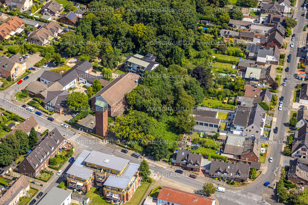 Bottrop250802310 | Luftbild, kath. Kindertageseinrichtung St. Bonifatius Kindergarten Kita und Kirche St. Bonifatius, Fuhlenbrock, Bottrop, Ruhrgebiet, Nordrhein-Westfalen, Deutschland