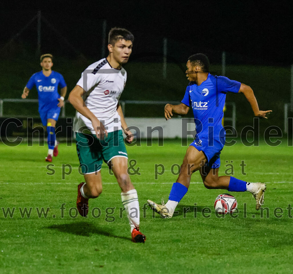 2023-10-13_033_FC_Schwaig_gegen_TSV_Ampfing | Oberding, Deutschland, 13.10.2023:
Fußball, Landesliga Südost 2023 / 2024, 16. Spieltag, FC Schwaig gegen TSV Ampfing, Endergebnis: 3:2

Roman Mavdryk (FC Schwaig, #3), Mike Opara (TSV Ampfing, #11)

Foto: Christian Riedel / fotografie-riedel.net