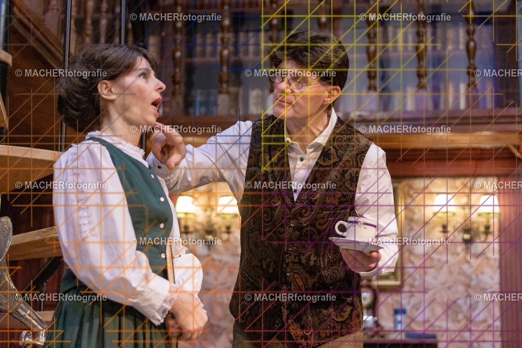 204_MFL-2025 | Portraitbilder von Regisseur; Darsteller; Techniker; Maske; Kostüme; Chor; Musiker; Bilderserie der Generalprobe und der Premierenvorstellung, Szenenbilder; Ausdrucksstudien; Bühnenüberblick; Bühnenkulissen; Pressefotos inkl. Redaktionsfoto Darstellergruppe.