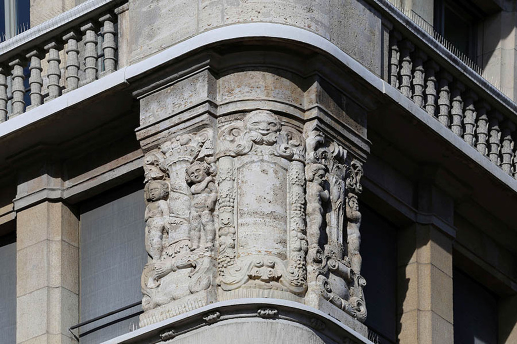 Bildlexikon Leipzig - Bamberger & Hertz - Königsbau - Fassadenschmuck | Das Team hinter BILDLEXIKON LEIPZIG bündelt historische wie aktuelle Informationen über die Stadt Leipzig in Text und Bild auf einer Plattform und stellt diese der interessierten Öffentlichkeit zur Verfügung.