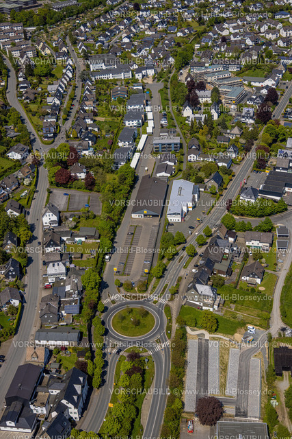 Schmallenberg230506360 | Luftbild, Kreisverkehr Bahnhofstraße und Bundesstraße 236, Netto Supermarkt, Rofu Kinderland, Schmallenberg, Sauerland, Nordrhein-Westfalen, Deutschland