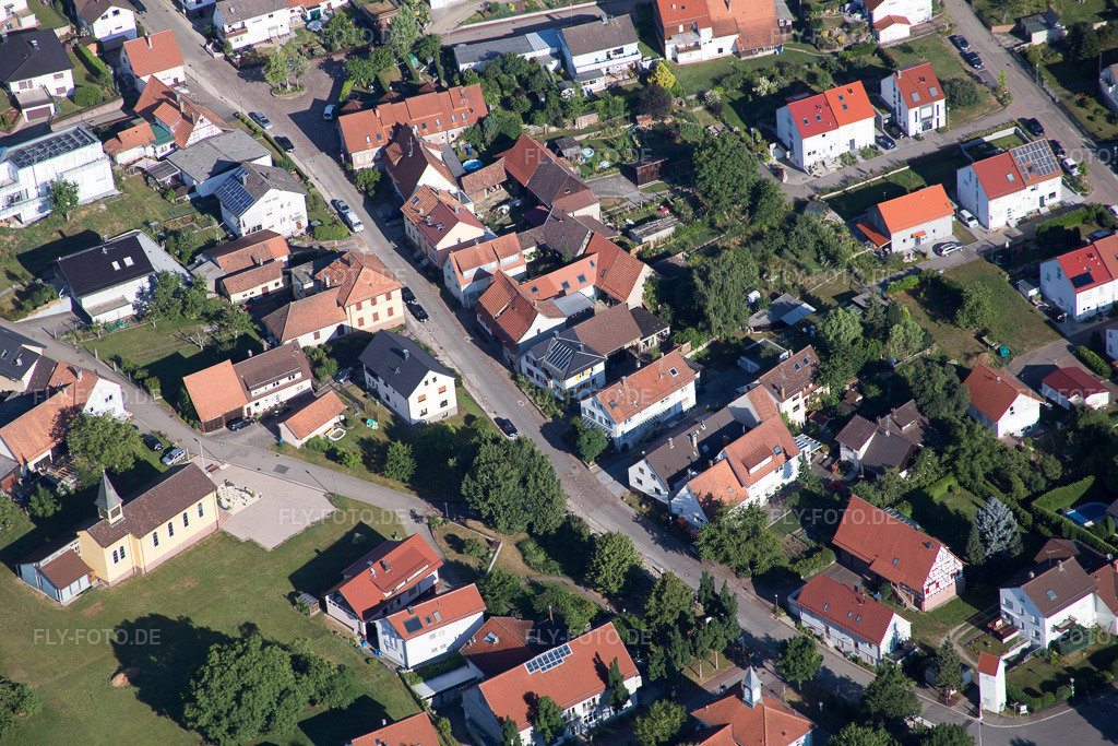 Luftbild: Maria Königin im Ortsteil Schluttenbach in Ettlingen im Bundesland Baden-Württemberg in Deutschland. Foto: IMG_084003.jpg vom 26.07.2015 durch Werner Riehm/FLY-FOTO.de