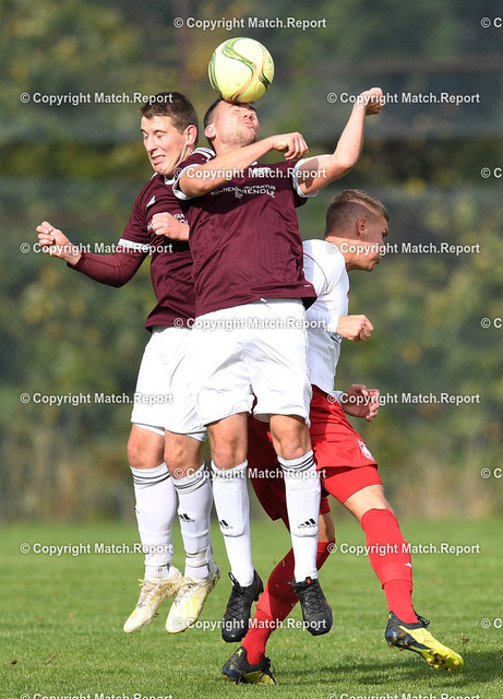 Bezirksliga  | Fussball 2020/2021    11.10.2020BezirksligaSF Salzstetten - SG Ahldof/MuehlenMatthias Thomas SG,li) und Philip Stehle (SG,mitte) gegen Pascal Ade (SF,re)FOTO: ULMER PressebildagenturxxNOxMODELxRELEASExx