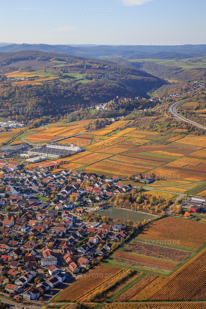 Luftbild: Ortsansicht von Osten vor der A6 zwischen herbstlich gefärbten Weinbergen im Ortsteil Sausenheim in Grünstadt im Bundesland Rheinland-Pfalz in Deutschland. Foto: IMG_123553.jpg vom 31.10.2020 durch Werner Riehm/FLY-FOTO.de