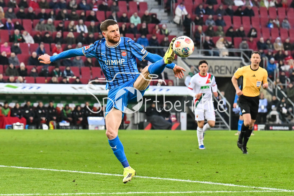 FC Augsburg - 1. FC Heidenheim | AUGSBURG, GERMANY - 15. FEBRUARY: am Ball Budu ZIVZIVADZE (1. FC Heidenheim 11) / Einzelfoto / Freisteller während dem Bundesligamatch zwischen dem FC Augsburg und dem 1. FC Heidenheim am 22. Spieltag in der WWK-Arena / DFL REGULATIONS PROHIBIT ANY USE OF PHOTOGRAPHS AS IMAGE SEQUENCES AND/OR QUASI-VIDEO