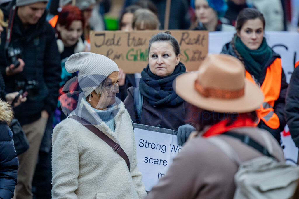 R06_2605 | 29.NOV.24-Protestmarsch gegen Gewalt-Copyright: Katholische Kirche Kärnten/Denk Dich Neu/Trainproduction/Matthias Trinkl