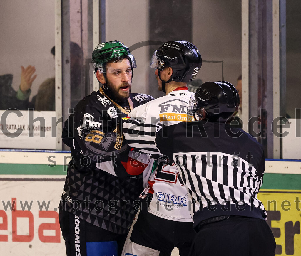 2024-03-08_076_TSV_Erding_gegen_EHC_Koenigsbrunn | Erding, Deutschland, 08.03.2024:
Eishockey, Bayernliga Playoffs 2023 / 2024, 1. Spieltag, TSV Erding gegen EHC Königsbrunn, Endergebnis: 3:0

Maximilian Forster (Erding Gladiators, #81)

Foto: Christian Riedel / fotografie-riedel.net
