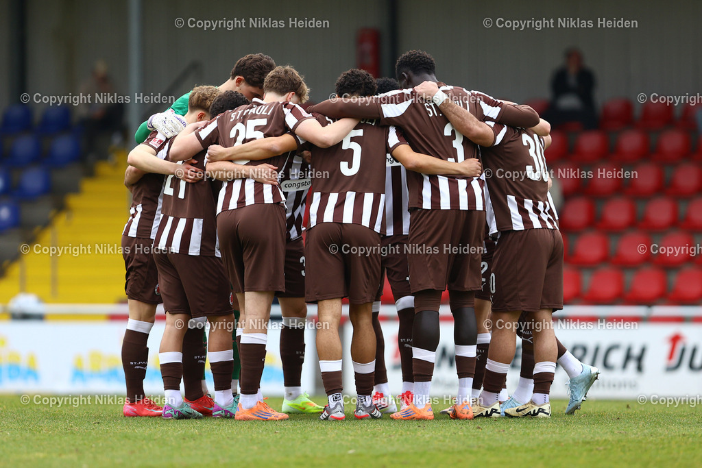 NH_FCEiintrachtNorderstedt_FCStPauliU23_RegionalligaNord_08032026 | Teamkreis bei der FC St. Pauli U23 vor den Anpfiff.Fußball I Herren I Regionalliga Nord I Saison 2025-2026 I 25. Spieltag I FC Eintracht Norderstedt - FC St. Pauli I 08.03.2026 I Edmund-Plambeck-Stadion