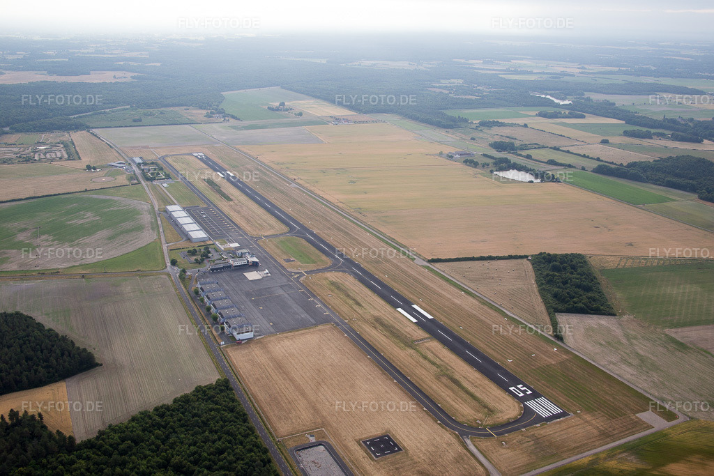 Luftbild: Orléans, Aéroport du Loiret - Orléans in Saint-Denis-de-l'Hôtel im Bundesland Loiret in Frankreich. Foto: IMG_082554.jpg vom 21.06.2015 durch Werner Riehm/FLY-FOTO.de