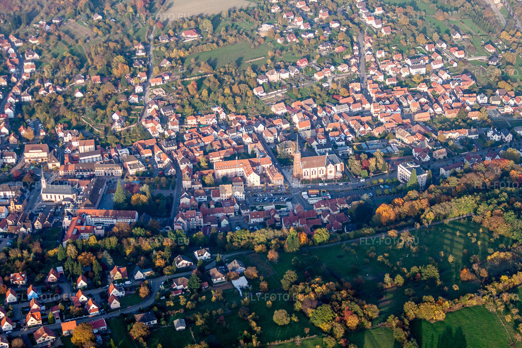 Vue aérienne: Églises, thermes et Casino Barrière à Niederbronn-les-Bains dans le département Bas Rhin, France – .Photo: IMG_54168.jpg prise le 21/10/2012 par Werner Riehm/FLY-FOTO.eu – Résolution de l'original: 4752 x 3168 px – Poker, Machines à Sous, Blackjack, Roulettes... | Casinos Barrière