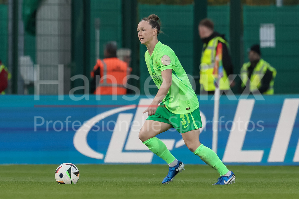 Fussball, Google Pixel Frauen-Bundesliga, VfL Wolfsburg - RB Leipzig | v.li.: Marina Hegering (VfL Wolfsburg, 31) am Ball, Freisteller, Einzelbild, Ganzkörper, Aktion, Action, Spielszene, DIE DFB-RICHTLINIEN UNTERSAGEN JEGLICHE NUTZUNG VON FOTOS ALS SEQUENZBILDER UND/ODER VIDEOÄHNLICHE FOTOSTRECKEN. DFB REGULATIONS PROHIBIT ANY USE OF PHOTOGRAPHS AS IMAGE SEQUENCES AND/OR QUASI-VIDEO.