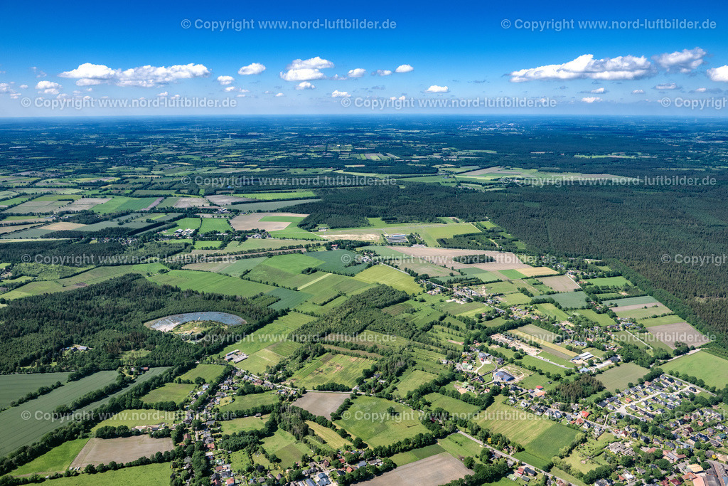 Hartenholm_ELS_8004030622 | HARTENHOLM 03.06.2022 Ortsansicht der Straßen und Häuser der Wohngebiete in Hartenholm im Bundesland Schleswig-Holstein, Deutschland. // Town View of the streets and houses of the residential areas in Hartenholm in the state Schleswig-Holstein, Germany. Foto: Martin Elsen