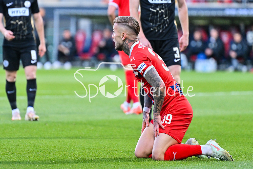 1. FC Heidenheim - SV Elversberg 07 | im Bild  Niklas DORSCH (Heidenheim 39) der mit eine entscheidung nicht einverstanden ist / Relegation Bundesliga: 1. FC Heidenheim - SV Elversberg 07, Voith-Arena am 22.05.2025 / DFL REGULATIONS PROHIBIT ANY USE OF PHOTOGRAPHS AS IMAGE SEQUENCES AND/OR QUASI-VIDEO / BLD / ZDF