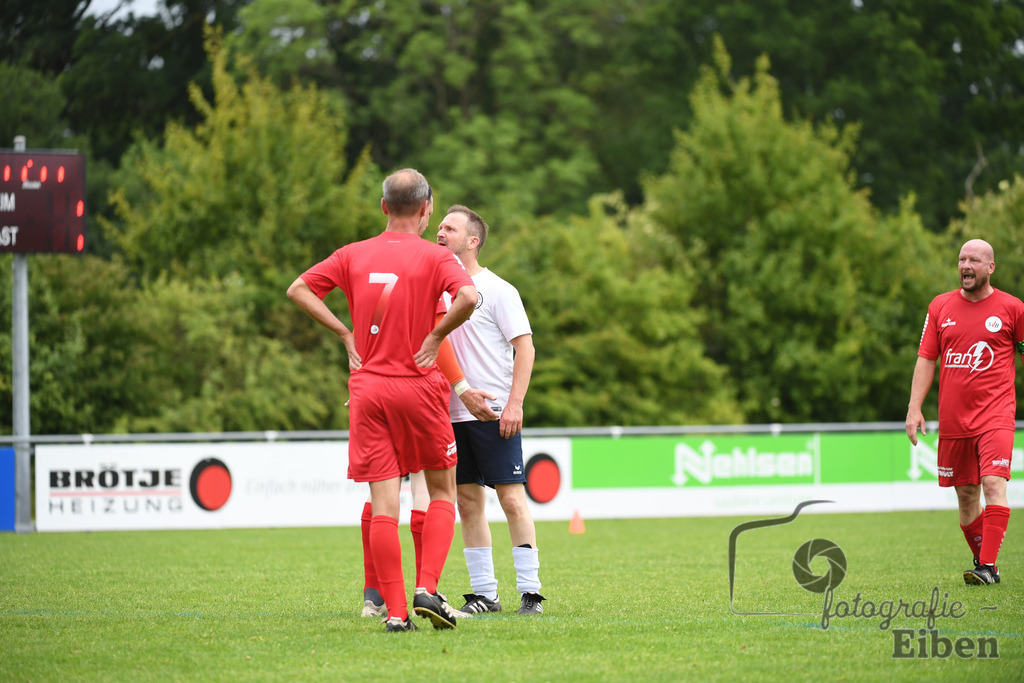 SV Brake Ü40-BW Bümmerstede (Ü40) | Kreispokal Finale Jade-Weser-Hunte Ü40; SV Brake Ü40 (rot)-BW Bümmerstede Ü40 (weiß) am 15.06.2025 in Rastede (Sportanlage Köttersweg), Photo: Philip Eiben 2025 - Realisiert mit Pictrs.com