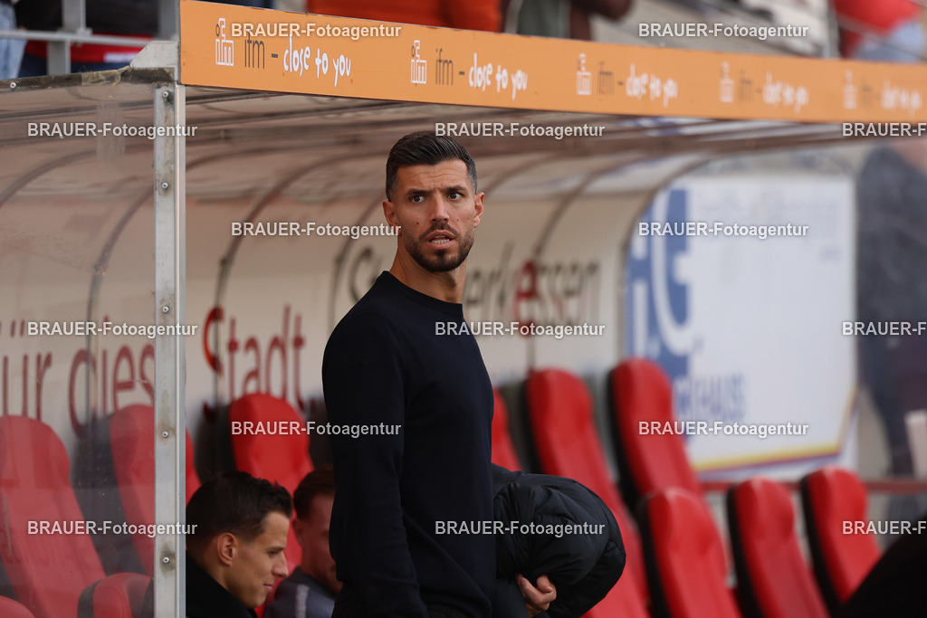 Rot-Weiss Essen - Viktoria Köln - 3.Liga | Essen, Deutschland, 18.10.2025 Klaus Gjasula  (Rot-Weiss Essen) schaut während des 3.Liga Spiels zwischen Rot-Weiss Essen- Viktoria Köln im Stadion an der Hafenstraße am 01.08.2025 in Essen. (Foto von Timo Bluhmki-Schmidt/ Brauer Fotoagentur