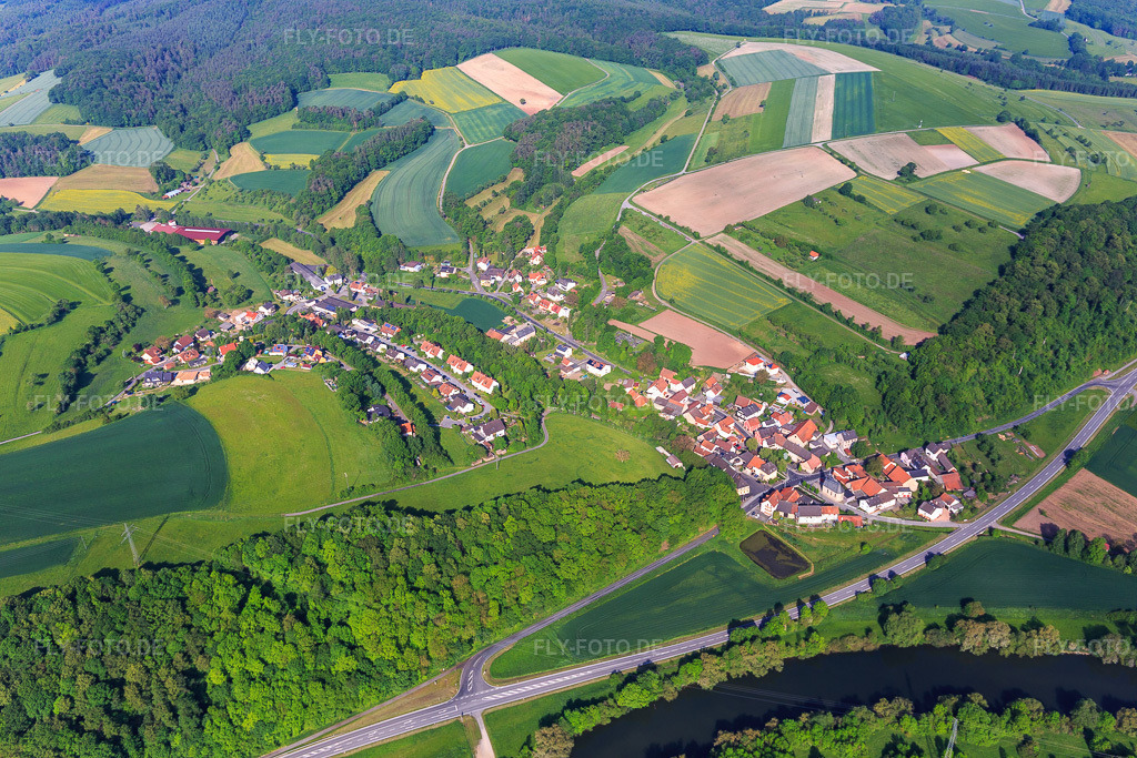 Luftbild: Dorfansicht am Mainufer aus Osten im Ortsteil Dippach in Eltmann im Bundesland Bayern in Deutschland. Foto: IMG_099849.jpg vom 25.05.2017 durch Werner Riehm/FLY-FOTO.de