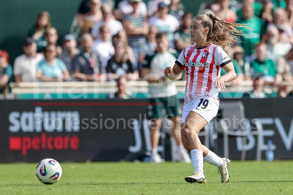 Fussball, Google Pixel Frauen-Bundesliga, SV Werder Bremen - SC Freiburg | Nia Szenk (SC Freiburg, 19) am Ball, Freisteller, Einzelbild, Ganzkörper, Aktion, Action, Spielszene, DIE DFB-RICHTLINIEN UNTERSAGEN JEGLICHE NUTZUNG VON FOTOS ALS SEQUENZBILDER UND/ODER VIDEOÄHNLICHE FOTOSTRECKEN. DFB REGULATIONS PROHIBIT ANY USE OF PHOTOGRAPHS AS IMAGE SEQUENCES AND/OR QUASI-VIDEO.