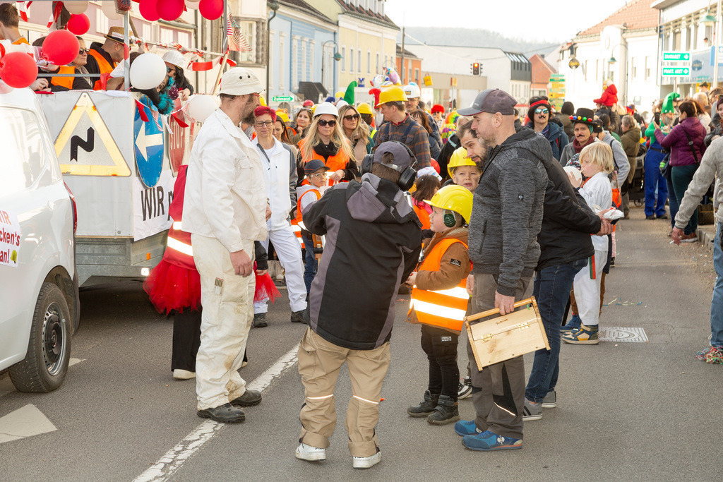 Umzug2025-132_9772 | Fotostrecke: FASCHINGSUMZUG 2025 in Loosdorf. 22 Masken(gruppen)-Teilnehmer: Loosdorfer Vereine, Wirtschaftstreibende, Gemeindeabordnungen sowie Kreditinstitute. rund 700 Besucher entlang der Hauptstrasse. Veranstaltungs-Sicherung durch Mannschaft der FF-Loosdorf mit schwerem Gerät. Maskenprämierung am EKZ-Platz durch Bgm. Thomas Vasku in den Kategorien: Bester Festwagen (Fa. gkonzept-Groissenberger; Beste Personengruppe-ASK-Loosdorf; Beste Einzelperson; Weiteste Anreise-FF Schollach;
