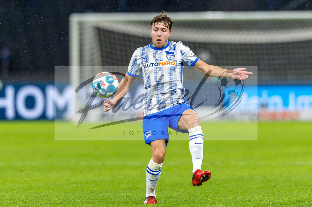 BSCRBL20220220_152 | Fussball, Herren: Fredrik Andre Bjoerkan (Hertha BSC) in Aktion, am Ball, Einzelaktion bei dem Spiel der 1. Bundesliga zwischen Hertha BSC und RB Leipzig im Olypiastadion am 20.02.2022 in Berlin, Deutschland.DFB / DFL REGULATIONS PROHIBIT ANY USE OF PHOTOGRAPHS AS IMAGE SEQUENCES AND/OR QUASI-VIDEO. - Realisiert mit Pictrs.com
