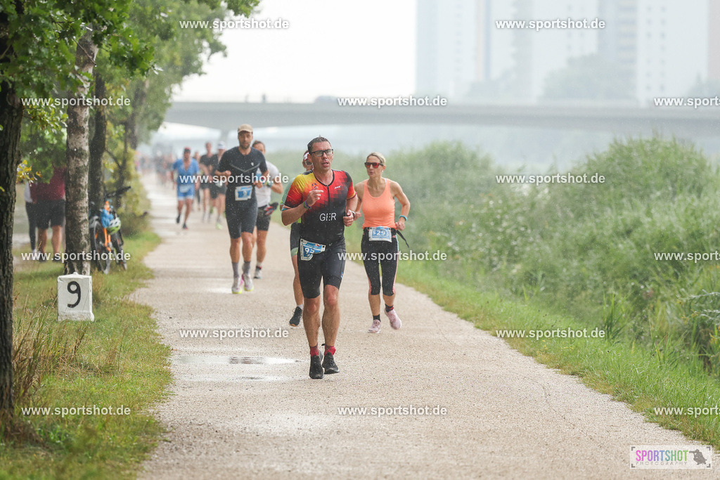 LUR_1283 | 34. M-net Erlanger Triathlon 2025 #erlangertriathlon  #mnettriathlon2025 #mnettriathlon #team #olympischedistanz #mitteldistanz #triathlon #maindonaukanal  #erlangertriathlon2025 #yourpictrs #tv1848 #tv1848erlangen  #triathlonbayern #sportinerlangen #demsportverbunden #sportshot_your_pictrs Copyright: www.sportshot.de