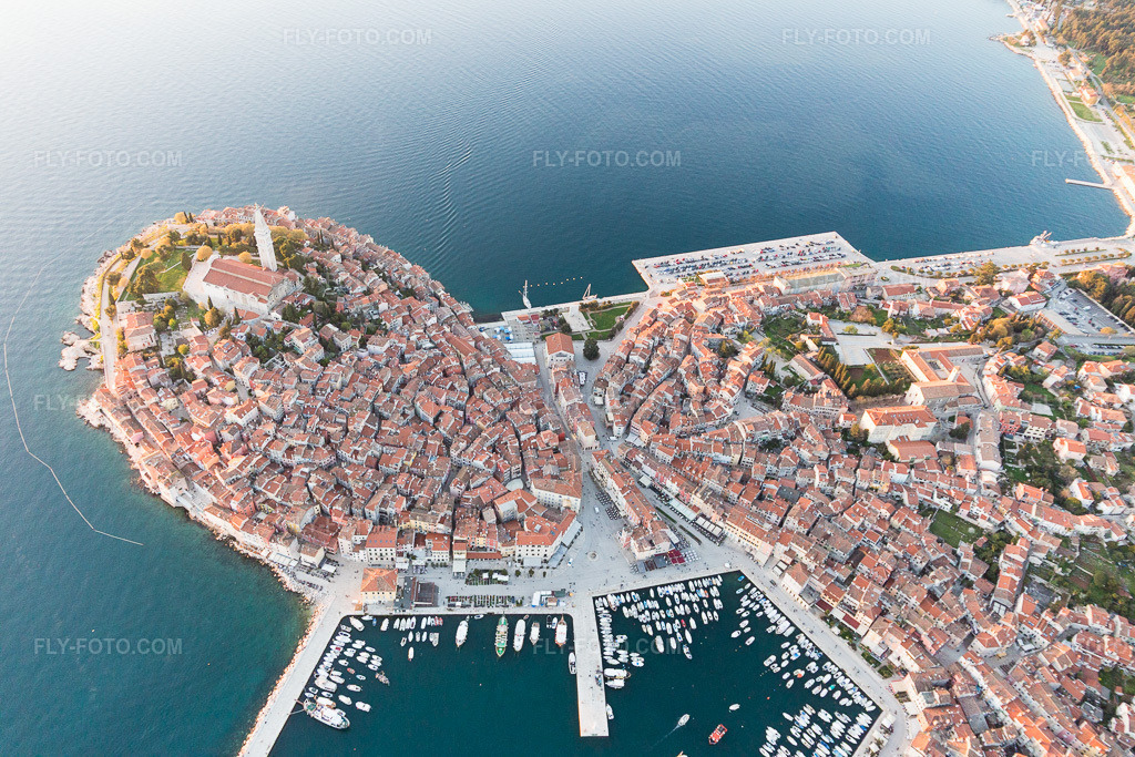Aerial view: View of the town in Rovinj in the state Gespanschaft Istrien, Croatia. – Photo: IMG_106174.jpg taken on 04/13/2018 by Werner Riehm/FLY-FOTO.com – Resolution of the original: 5472 x 3648 px