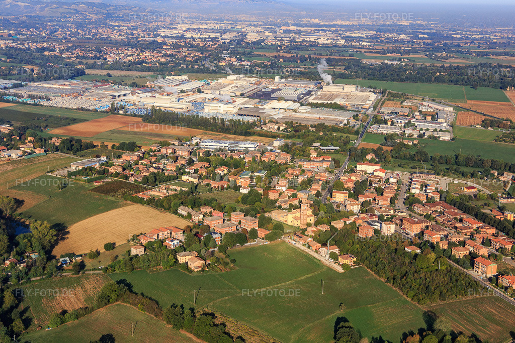 Luftbild: Industrie Ceramiche Piemme im Ortsteil Zona Industriale Ceramiche in Castelvetro im Bundesland Modena in Italien. – Foto: IMG_134910.jpg vom 20.09.2022 durch Werner Riehm/FLY-FOTO.de – Auflösung des Originals: 5472 x 3648 px