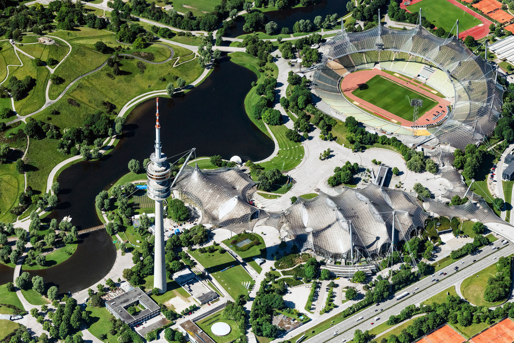 dr__0065229.jpg | MüNCHEN 15.06.2021 Dachkonstruktion Olympiadach des Olympiastadions in München im Bundesland Bayern. Das Olympia-Zeltdach überspannt hier die Olympiahalle im Olympiapark München. Das an Pylonen aufgehängten Seilnetz zählt zu den Wahrzeichen Münchens und steht unter Denkmalschutz. Weiterführende Informationen bei: Olympiapark München GmbH. // Sports facility grounds of the Olypmic stadium in Munich in the state Bavaria, Germany. Further information at: Olympiapark Muenchen GmbH. Foto: Daniel Reiter
